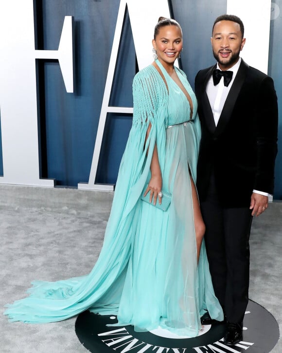 Chrissy Teigen et son mari John Legend assistent à la soirée "Vanity Fair Oscar Party" après la 92ème cérémonie des Oscars 2019 au Wallis Annenberg Center for the Performing Arts à Los Angeles, le 9 février 2020.