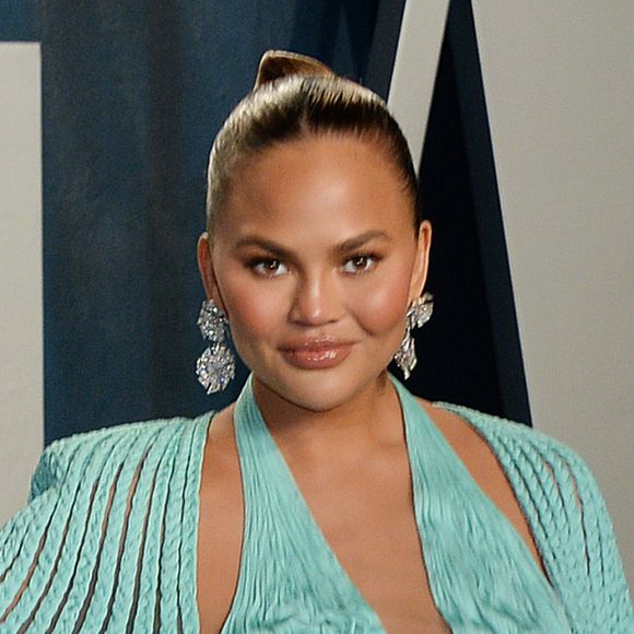 Chrissy Teigen assiste à la soirée "Vanity Fair Oscar Party" après la 92ème cérémonie des Oscars 2019 au Wallis Annenberg Center for the Performing Arts à Los Angeles, le 9 février 2020.