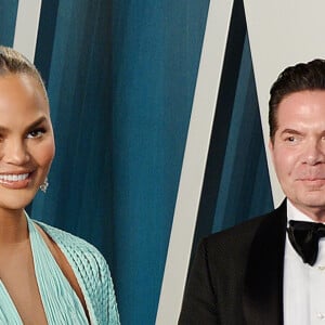 Chrissy Teigen assiste à la soirée "Vanity Fair Oscar Party" après la 92ème cérémonie des Oscars 2019 au Wallis Annenberg Center for the Performing Arts à Los Angeles, le 9 février 2020.