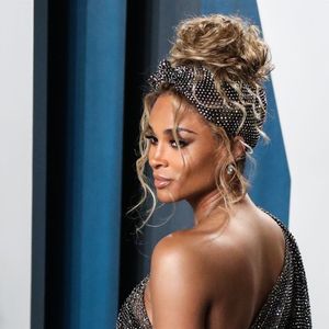Ciara, enceinte de son troisième enfant, assiste à la soirée "Vanity Fair Oscar Party" après la 92ème cérémonie des Oscars 2019 au Wallis Annenberg Center for the Performing Arts à Los Angeles, le 9 février 2020.