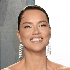 Adriana Lima assiste à la soirée "Vanity Fair Oscar Party" après la 92ème cérémonie des Oscars 2019 au Wallis Annenberg Center for the Performing Arts à Los Angeles, le 9 février 2020.