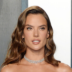 Alessandra Ambrosio, habillée d'une robe Giorgio Armani Privé, assiste à la soirée "Vanity Fair Oscar Party" après la 92ème cérémonie des Oscars 2019 au Wallis Annenberg Center for the Performing Arts. Los Angeles, le 9 février 2020.