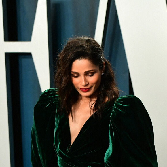 Freida Pinto, habillée d'une robe Galia Lahav, assiste à la soirée "Vanity Fair Oscar Party" après la 92ème cérémonie des Oscars 2019 au Wallis Annenberg Center for the Performing Arts. Los Angeles, le 9 février 2020.