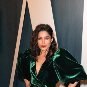 Freida Pinto, habillée d'une robe Galia Lahav, assiste à la soirée "Vanity Fair Oscar Party" après la 92ème cérémonie des Oscars 2019 au Wallis Annenberg Center for the Performing Arts. Los Angeles, le 9 février 2020.