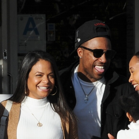 Christina Milian, enceinte, dans une robe moulante blanche à la sortie de chez Fred Segal's avec son compagnon Matt Pokora et sa fille, Violet Madison Nash, après avoir déjeuné avec des amis, à Los Angeles, Californie, Etats-Unis, le 7 janvier 2020.