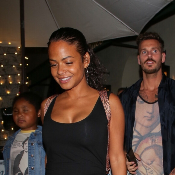 Christina Milian enceinte est allée diner avec sa fille Violet et son compagnon Matt Pokora au restaurant Madeo dans le quartier de Beverly Hills à Los Angeles. La petite famille est très joyeuse et plaisante avec des fans sur le ventre arrondi de Christina! Le 8 août 2019