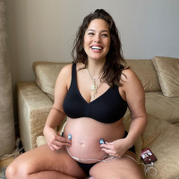 Ashley Graham maman : après l'accouchement, elle porte des couches pour adultes