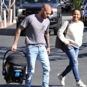 Matt Pokora et sa compagne Christina Milian se baladent avec leur fils Isaiah dans le quartier de West Hollywood à Los Angeles. La petite famille est allée déjeuner chez Fred Segal. Le 11 février 2020