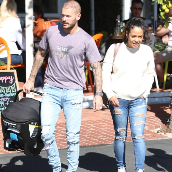 Matt Pokora et sa compagne Christina Milian se baladent avec leur fils Isaiah dans le quartier de West Hollywood à Los Angeles. La petite famille est allée déjeuner chez Fred Segal. Le 11 février 2020