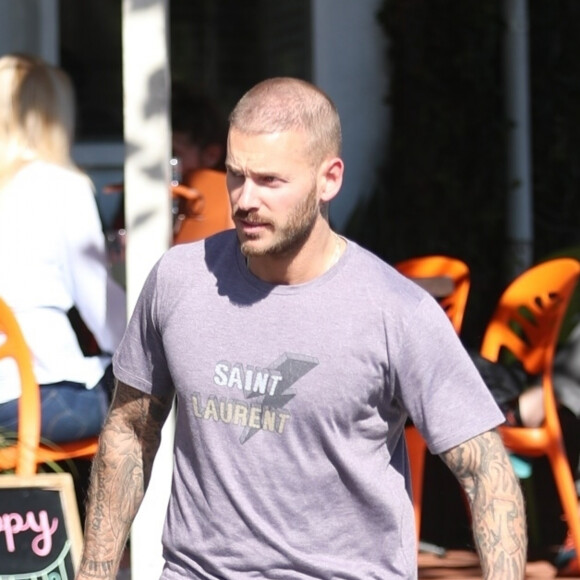 Matt Pokora et sa compagne Christina Milian se baladent avec leur fils Isaiah dans le quartier de West Hollywood à Los Angeles. La petite famille est allée déjeuner chez Fred Segal. Le 11 février 2020