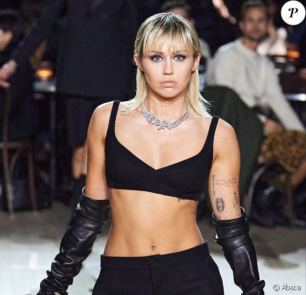 Miley Cyrus défile pour Marc Jacobs, collection automne-hiver 2020-2021, à la Park Avenue Armory. New York, le 12 février 2020.