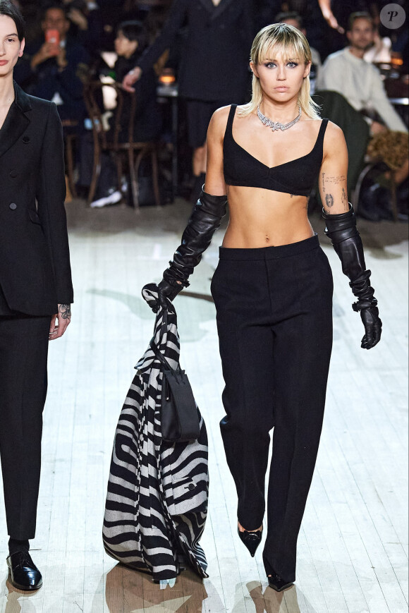 Miley Cyrus défile pour Marc Jacobs, collection automne-hiver 2020-2021, à la Park Avenue Armory. New York, le 12 février 2020.