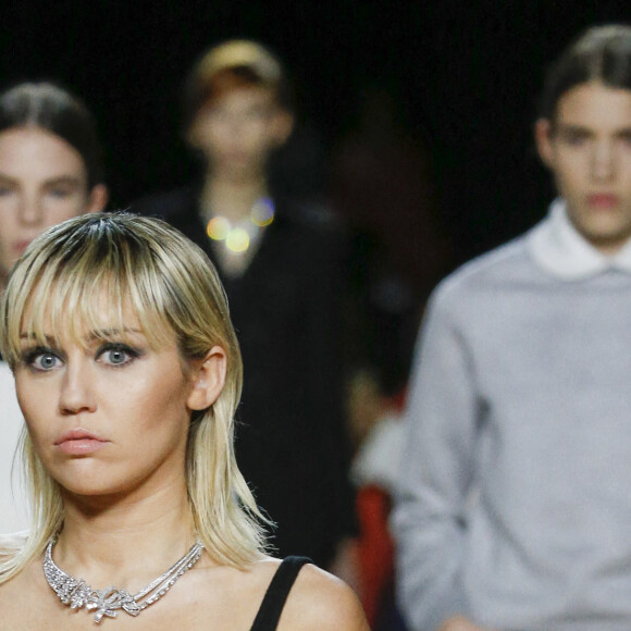 Miley Cyrus défile pour Marc Jacobs, collection automne-hiver 2020-2021, à la Park Avenue Armory. New York, le 12 février 2020.