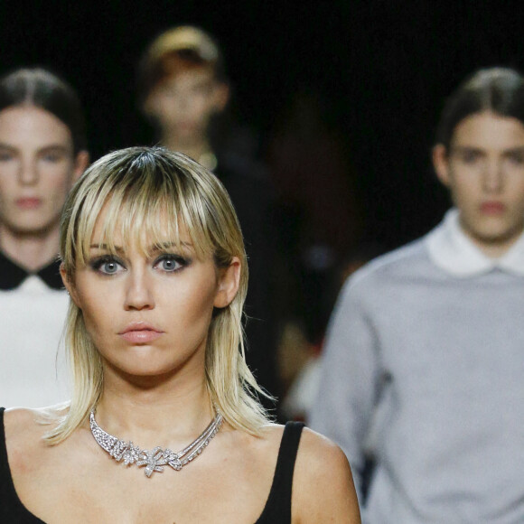 Miley Cyrus défile pour Marc Jacobs, collection automne-hiver 2020-2021, à la Park Avenue Armory. New York, le 12 février 2020.