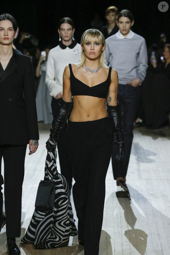 Miley Cyrus défile pour Marc Jacobs, collection automne-hiver 2020-2021, à la Park Avenue Armory. New York, le 12 février 2020.