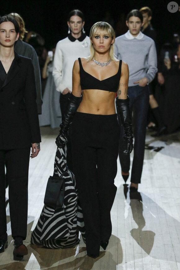 Miley Cyrus défile pour Marc Jacobs, collection automne-hiver 2020-2021, à la Park Avenue Armory. New York, le 12 février 2020.
