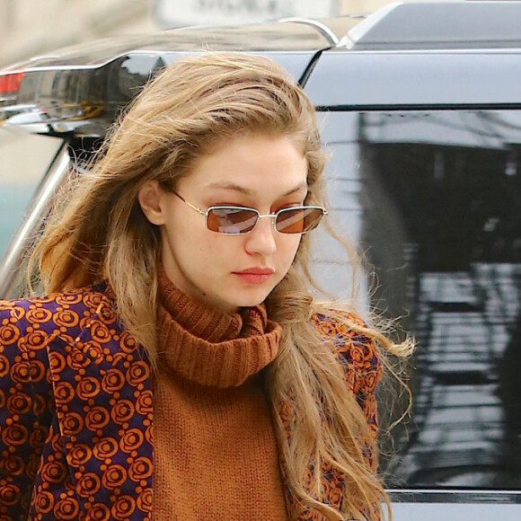 Gigi Hadid arrive à la Park Avenue Armory pour assister au défilé Marc Jacobs. New York, le 12 février 2020.
