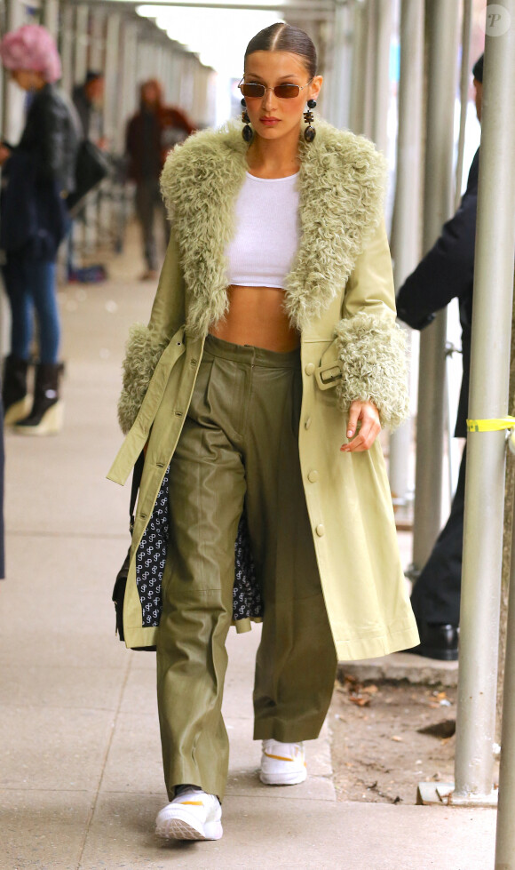Bella Hadid arrive à la Park Avenue Armory pour assister au défilé Marc Jacobs. New York, le 12 février 2020.