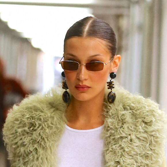 Bella Hadid arrive à la Park Avenue Armory pour assister au défilé Marc Jacobs. New York, le 12 février 2020.