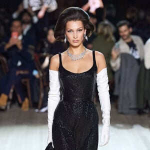 Bella Hadid défile pour Marc Jacobs, collection automne-hiver 2020-2021, à la Park Avenue Armory. New York, le 12 février 2020.