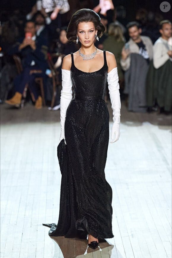 Bella Hadid défile pour Marc Jacobs, collection automne-hiver 2020-2021, à la Park Avenue Armory. New York, le 12 février 2020.