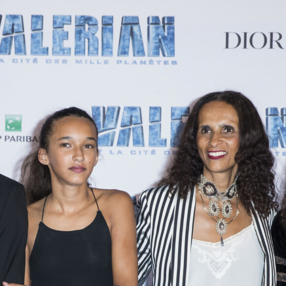 Vincent Perez avec sa femme Karine Silla et leurs enfants Iman, Tess et Pablo - Avant-première du film "Valérian et la Cité des mille planètes" de L. Besson à la Cité du Cinéma à Saint-Denis, le 25 juillet 2017. © Olivier Borde/Bestimage