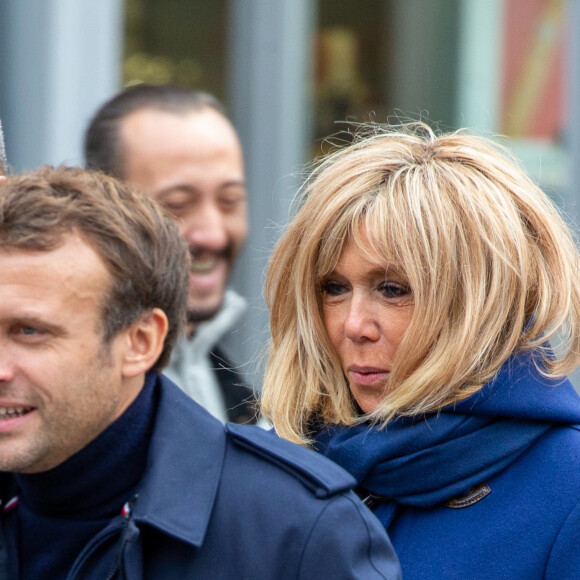 Semi-Exclusif - Comme chaque année, le président Emmanuel Macron et sa femme Brigitte passent le week-end de la Toussaint à Honfleur dans le Calvados. Ils sont arrivés le mercredi 30 octobre dans la soirée et logent à la Ferme Saint-Siméon, un hôtel cinq étoiles de Honfleur. En ce troisième jour, après un déjeuner au restaurant "Bistrot des Artistes" où ils ont leurs habitudes depuis des années et où ils avaient déjà déjeuné les deux jours précédents, le président Emmanuel Macron et la Première dame Brigitte Macron sont allés à la rencontre des habitants puis se sont offert une petite promenade sur la plage. Honfleur, le 2 novembre 2019.  Semi-Exclusive - As every year, President Emmanuel Macron and his wife Brigitte spend the weekend of All Saints in Honfleur in Calvados. They arrived on Wednesday, October 30 in the evening and stay at Ferme Saint-Siméon, a five-star hotel in Honfleur. On this third day, after a lunch at the restaurant "Bistrot des Artistes" where they have their habits for years and where they had already lunched the two previous days, President Emmanuel Macron and First Lady Brigitte Macron went to meet the locals then offered themselves a stroll on the beach. Honfleur, November 2, 2019.02/11/2019 - Honfleur