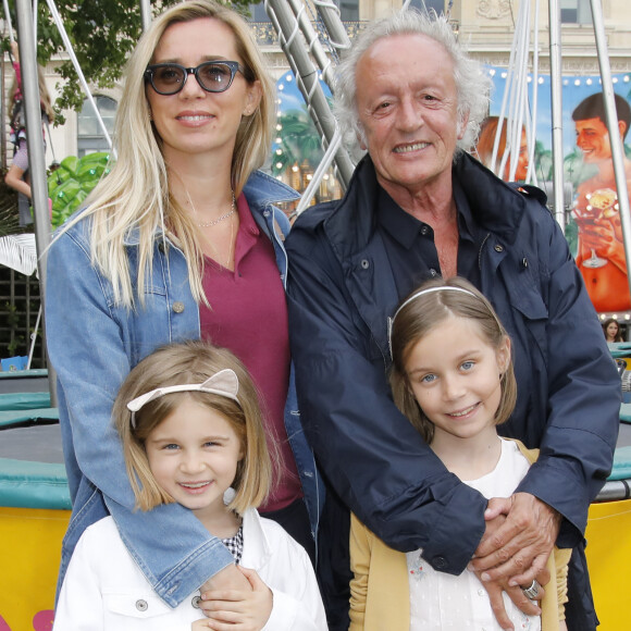 Didier Barbelivien, sa femme Laure et leurs filles Louise et Lola - Soirée d'inauguration de la 36ème Fête Foraine des Tuileries au Jardin des Tuileries à Paris. Le 21 juin 2019 © Marc Ausset-Lacroix / Bestimage