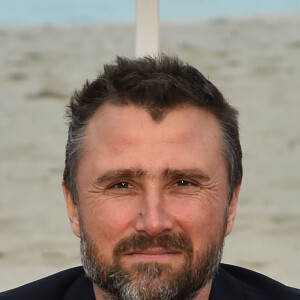Alexandre Brasseur durant un photocall pour la 1ère édition du festival Canneseries, à Cannes, sur la plage du Gray d'Albion, le 9 avril 2018 . © Bruno Bebert / Bestimage