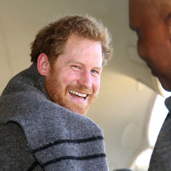 Le prince Harry et prince Seeiso du Lesotho se voeint offrir une couverture traditionnelle à l'occasion de l'inauguration du centre pour enfants Sentebale Mamohato à Thaba Bosiu, le 26 novembre 2015 lors de sa visite au Lesotho.