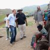 Le prince Harry d'Angleterre danse avec des jeunes et le prince Seeiso du Lesotho (chapeau) pendant la visite d'une école construite par Sentebale à Maseru, le 8 décembre 2014.