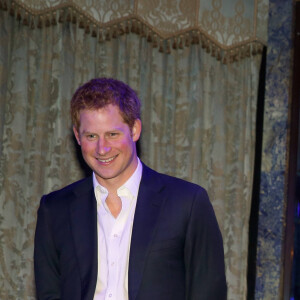 Prince Harry et Malineo Motsephe qui reçoit un prix et le prince Seeiso du Lesotho lors de la soirée Sentebale summer party au Dorchester Hotel à Londres le 7 mai 2014.