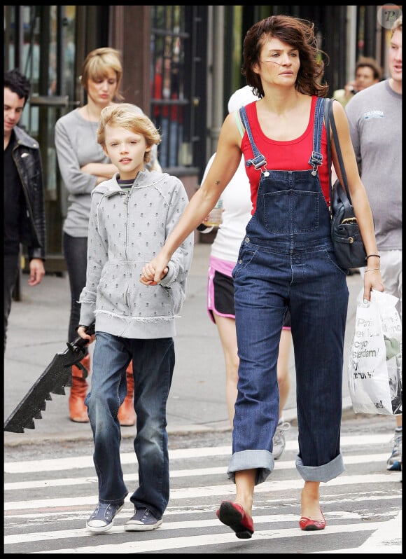 Helena Christensen et son fils Mingus Reedus à New York, le 31 octobre 2009.