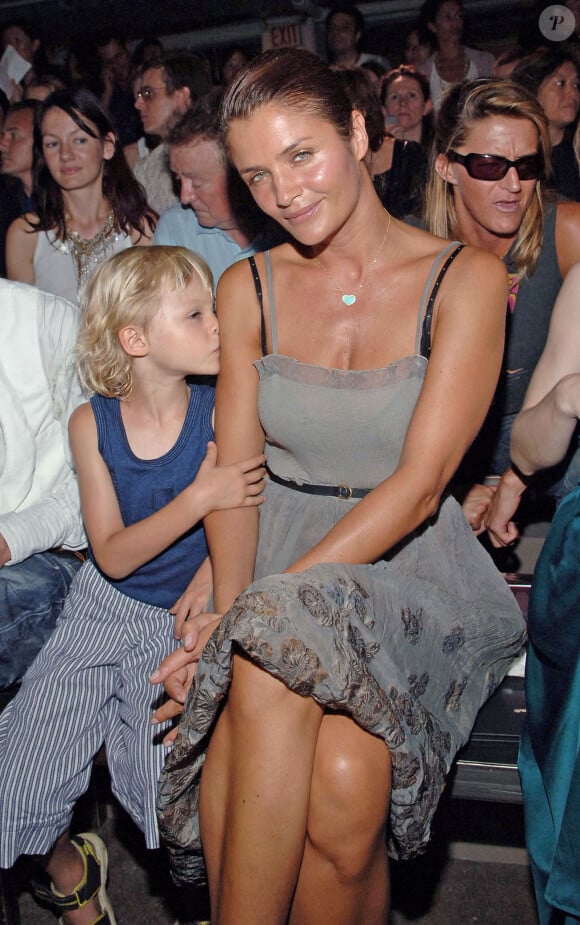 Helena Christensen et son fils Mingus au défilé Calvin Klein Collection à New York, le 15 septembre 2005.