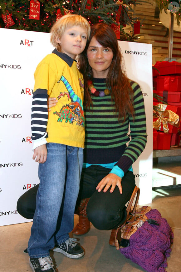 Helena Christensen et son fils Mingus à New York, le 11 décembre 2005.