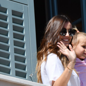 La femme et l'une des filles d'Hugo Lloris, le gardien et capitaine de l'équipe de France de Football, sur le balcon de la mairie de Nice le 18 juillet 2018. Il a été fêté par la ville de Nice 3 jours après sa victoire à la finale de la Coupe du Monde 2018. © Bruno Bebert/ Bestimage