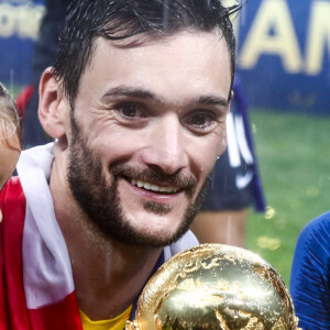 Hugo Lloris et ses filles - L'équipe de France sur la pelouse du stade Loujniki après leur victoire sur la Croatie (4-2) en finale de la Coupe du Monde 2018 (FIFA World Cup Russia2018), le 15 juillet 2018.