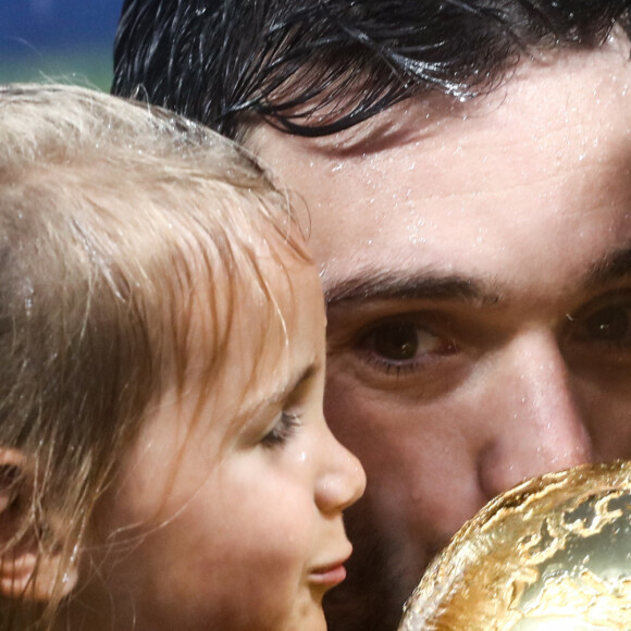 Hugo Lloris et ses filles - L'équipe de France sur la pelouse du stade Loujniki après leur victoire sur la Croatie (4-2) en finale de la Coupe du Monde 2018 (FIFA World Cup Russia2018), le 15 juillet 2018.