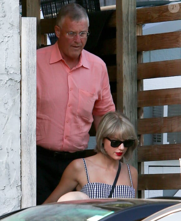 Exclusif -  Taylor Swift et son père Scott - Taylor Swift passe la journée à Nashville en famille avec ses parents Scott et Andrea, elle rejoindra ensuite son compagnon Tom Hiddleston ainsi que des amis dans la soirée pour le dîner à Nashville le 23 juin 2016.