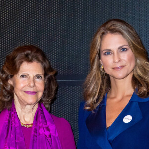 La princesse Madeleine de Suède et la reine Silvia lors de la remise de prix Childhood Prize Ceremony de la World Childhood Foundation à Solna le 9 décembre 2019.