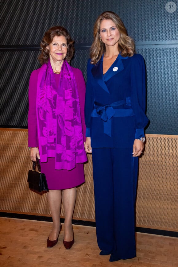 La princesse Madeleine de Suède et la reine Silvia lors de la remise de prix Childhood Prize Ceremony de la World Childhood Foundation à Solna le 9 décembre 2019.