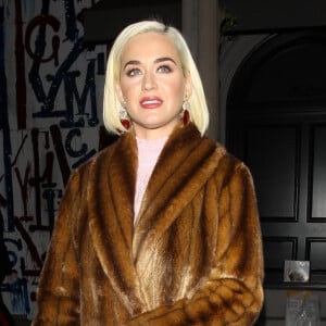 Katy Perry est allée dîner avec ses amies au restaurant Craig's le jour de la Saint-Valentin à West Hollywood, Los Angeles, le 14 février 2020.