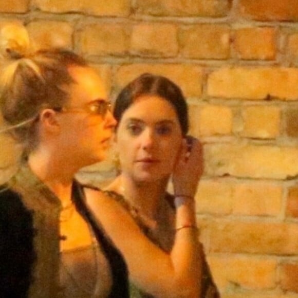 Exclusif - Cara Delevingne et sa compagne Ashley Benson sont allées dîner au restaurant Gero à Rio de Janeiro, le 30 décembre 2019.