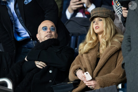 Pascal Obispo et sa femme Julie Hantson dans les tribunes lors du match de championnat de Ligue 1 Conforama opposant le Paris Saint-Germain (PSG) aux Girondins de Bordeaux au Parc des Princes à Paris, France, le 23 février 2020. Le PSG a gagné 4-3. © Cyril Moreau/Bestimage