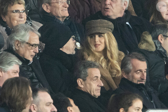 Pascal Obispo et sa femme Julie Hantson dans les tribunes lors du match de championnat de Ligue 1 Conforama opposant le Paris Saint-Germain (PSG) aux Girondins de Bordeaux au Parc des Princes à Paris, France, le 23 février 2020. Le PSG a gagné 4-3. © Cyril Moreau/Bestimage