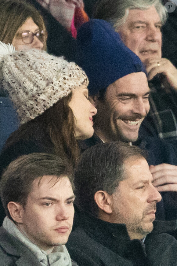 Camille Lacourt et sa compagne Alice Detollenaere (Miss Bourgogne 2010) dans les tribunes lors du match de championnat de Ligue 1 Conforama opposant le Paris Saint-Germain (PSG) aux Girondins de Bordeaux au Parc des Princes à Paris, France, le 23 février 2020. Le PSG a gagné 4-3. © Cyril Moreau/Bestimage
