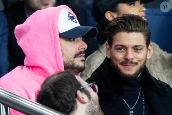 Kev Adams et Rayane Bensetti dans les tribunes lors du match de championnat de Ligue 1 Conforama opposant le Paris Saint-Germain (PSG) aux Girondins de Bordeaux au Parc des Princes à Paris, France, le 23 février 2020. Le PSG a gagné 4-3. © Cyril Moreau/Bestimage