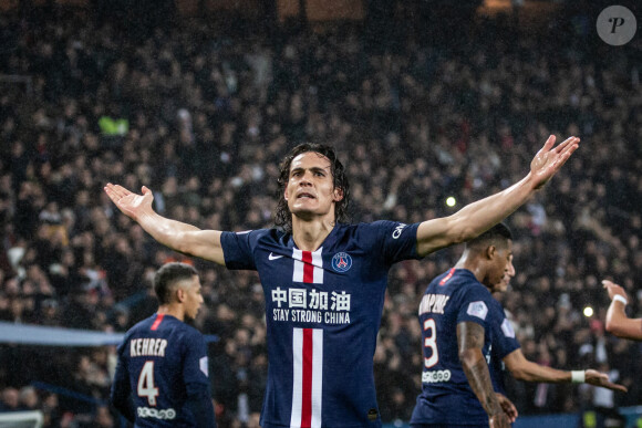 Edinson Cavani célèbre son 200e but avec le PSG lors du match de championnat de Ligue 1 Conforama opposant le Paris Saint-Germain (PSG) aux Girondins de Bordeaux au Parc des Princes à Paris, France, le 23 février 2020. Le PSG a gagné 4-3. © Cyril Moreau/Bestimage