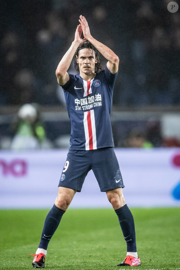 Edinson Cavani célèbre son 200e but avec le PSG lors du match de championnat de Ligue 1 Conforama opposant le Paris Saint-Germain (PSG) aux Girondins de Bordeaux au Parc des Princes à Paris, France, le 23 février 2020. Le PSG a gagné 4-3. © Cyril Moreau/Bestimage
