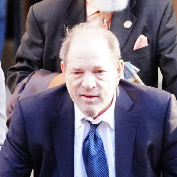 Harvey Weinstein au tribunal correctionnel de Manhattan à New York, le 24 février 2020, où le jury l'a déclaré coupable de deux des cinq chefs d'accusation (viol et agression sexuelle) pour lesquels il était jugé. © Bruce Cotler/Globe Photos via ZUMA Wire / Bestimage